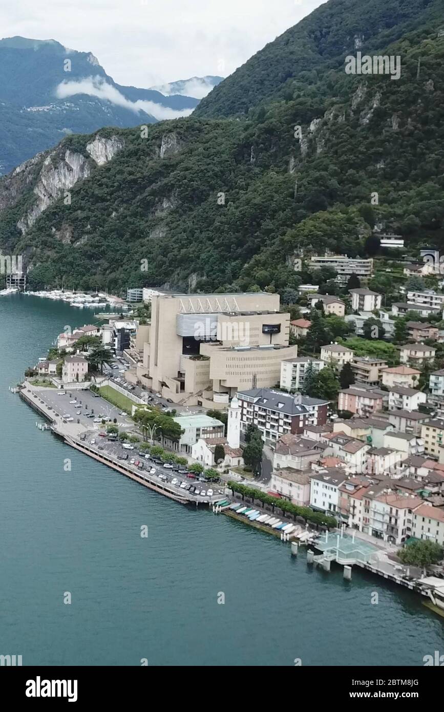 Casino di Campione D'Italia von der Drohne aus gesehen (Davide Salerno/Fotograf, Campione D'Italia - 2018-07-27) ps das Foto kann in Bezug auf den Kontext, in dem es aufgenommen wurde, verwendet werden, Und ohne diffamierende Absicht der Dekoration der vertretenen Personen (Davide Salerno/Fotograf, Photo Archive - 2020-05-27) p.s. la foto e' utilizabile nel rispetto del contesto in cui e' stata scattata, e senza intento diffamatorio del decoro delle persone rappentate Stockfoto
