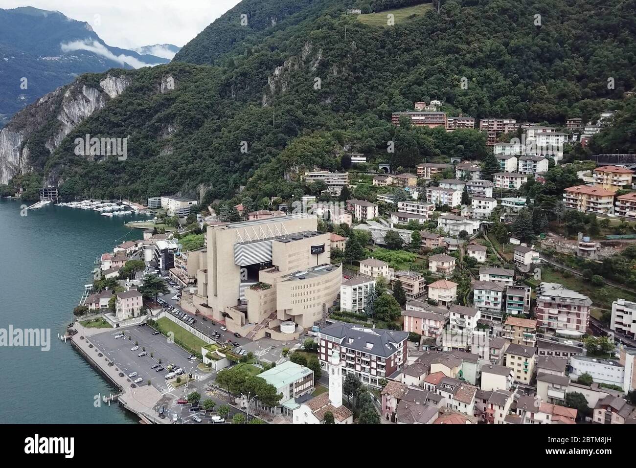 Casino di Campione D'Italia von der Drohne aus gesehen (Davide Salerno/Fotograf, Campione D'Italia - 2018-07-27) ps das Foto kann in Bezug auf den Kontext, in dem es aufgenommen wurde, verwendet werden, Und ohne diffamierende Absicht der Dekoration der vertretenen Personen (Davide Salerno/Fotograf, Photo Archive - 2020-05-27) p.s. la foto e' utilizabile nel rispetto del contesto in cui e' stata scattata, e senza intento diffamatorio del decoro delle persone rappentate Stockfoto