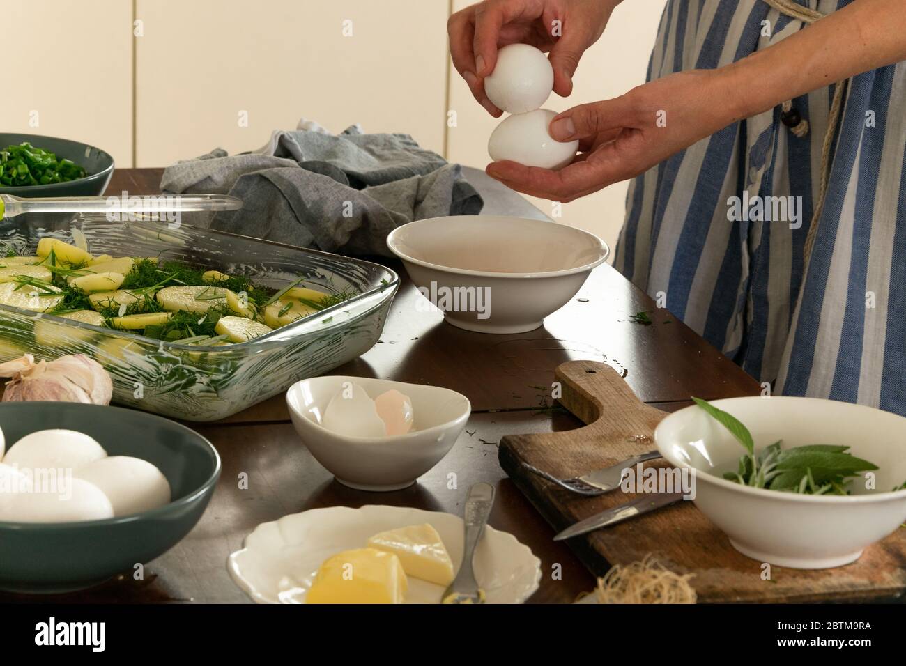 Hausmannskost, Frau bereitet Essen mit gesunden Zutaten Stockfoto