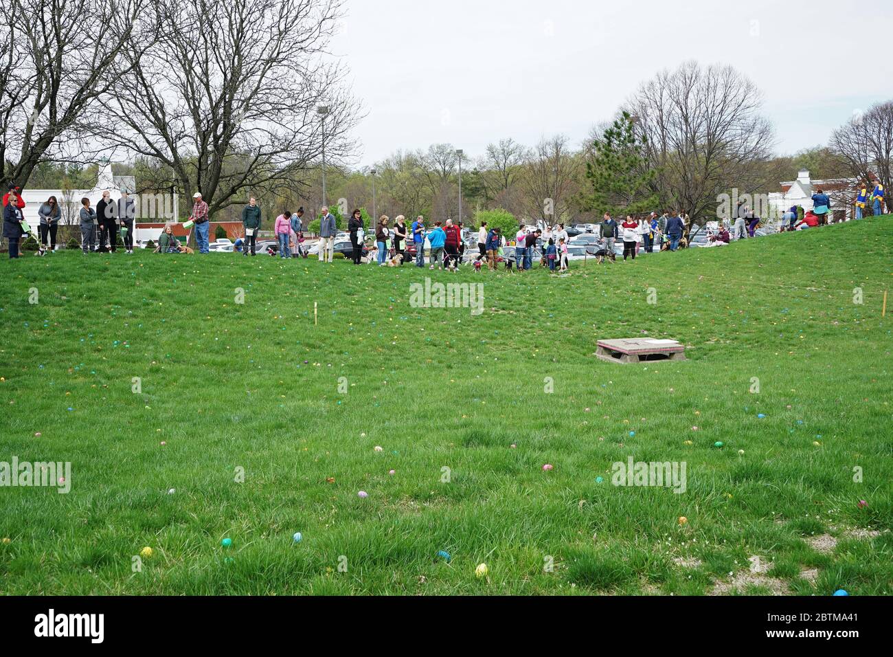 Festival-Atmosphäre bei der 'EASTER EGG HUNT FOR PETS' in Saint Louis Town- MO, USA Stockfoto