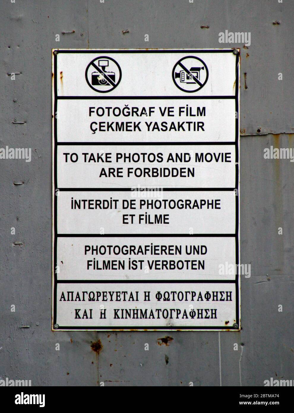 Nikosia, Zypern - 12. Februar 2020: Ein mehrsprachiges Schild an einer Wand, das das Fotografieren oder Filmen verbietet. Stockfoto