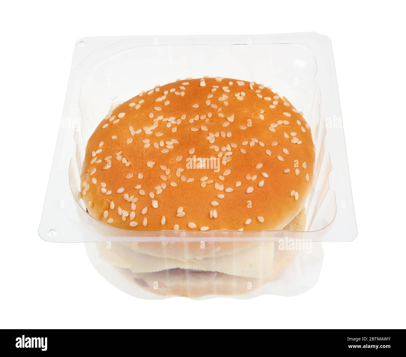 Billiger geschmackloser Hamburger mit Kotelett-Käse und Ketchup in Plastikbehälter-Box. Isolierte Pandemie Zeit Nahrung Stockfoto