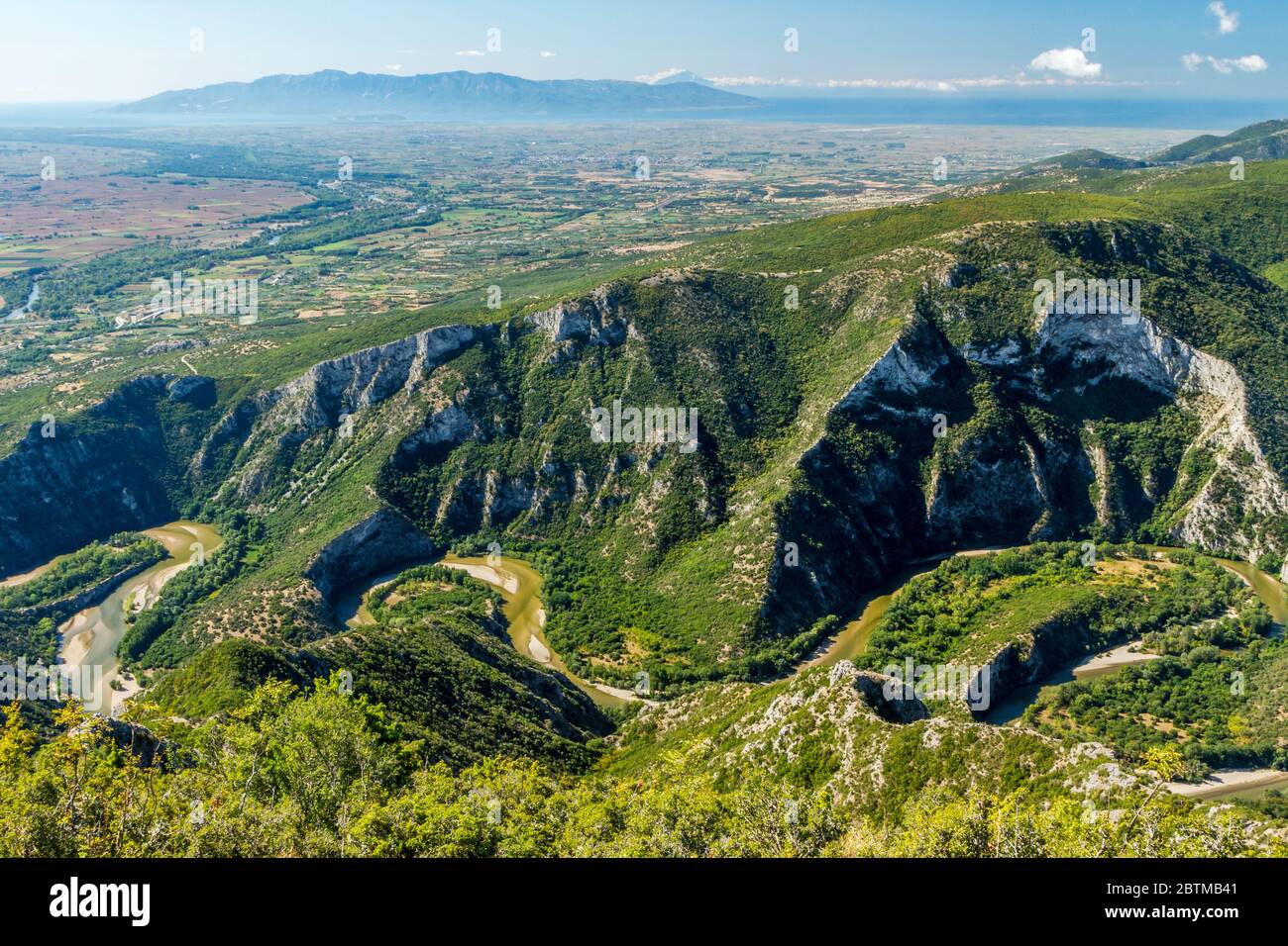 Luftaufnahme des Flusses Nestos in Xanthi, Griechenland. Stockfoto