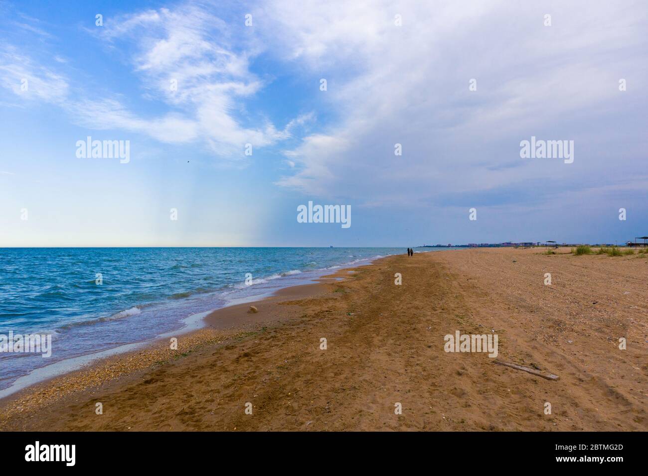 Sauberer Strand ohne Menschen mit Meer und epischen Wolken. Stockfoto