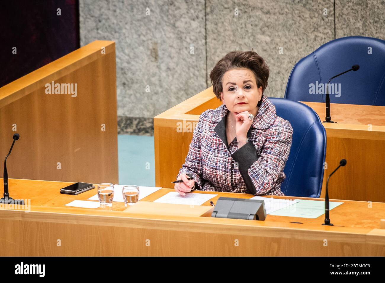 Den Haag, Niederlande. Mai 2020. DEN HAAG, 27-05-2020, Debatte über die niederländischen Steuerbehörden. Staatssecretaris van Financiën - Toeslagen en Douane Alexandra van Huffelen Credit: Pro Shots/Alamy Live News Stockfoto