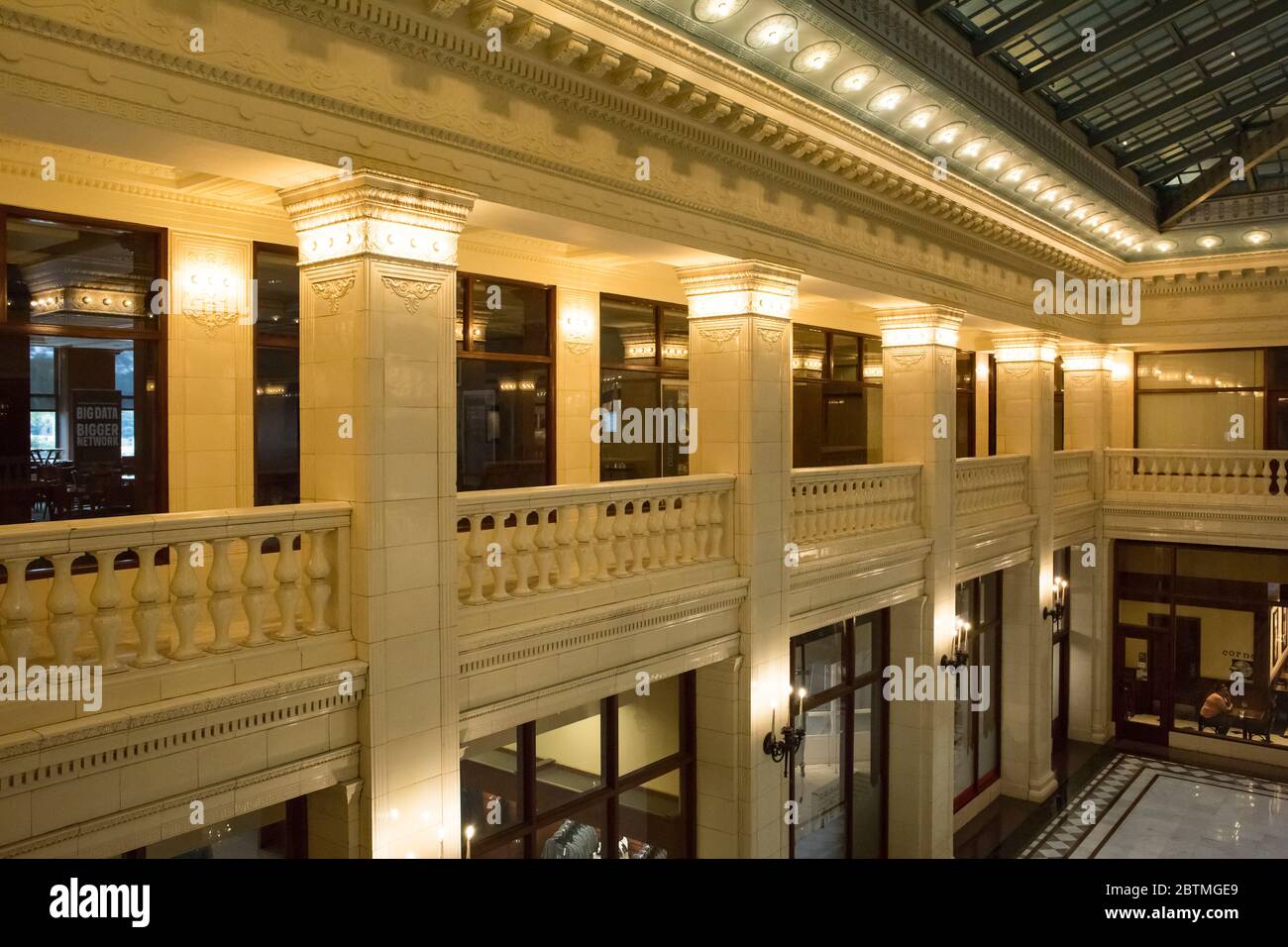 Horizontale Aufnahme des Balkons im ersten Stock in der Haupthalle des Railway Exchange Building mit stimmungsvollem Blitz, Chicago, Illinois, USA Stockfoto