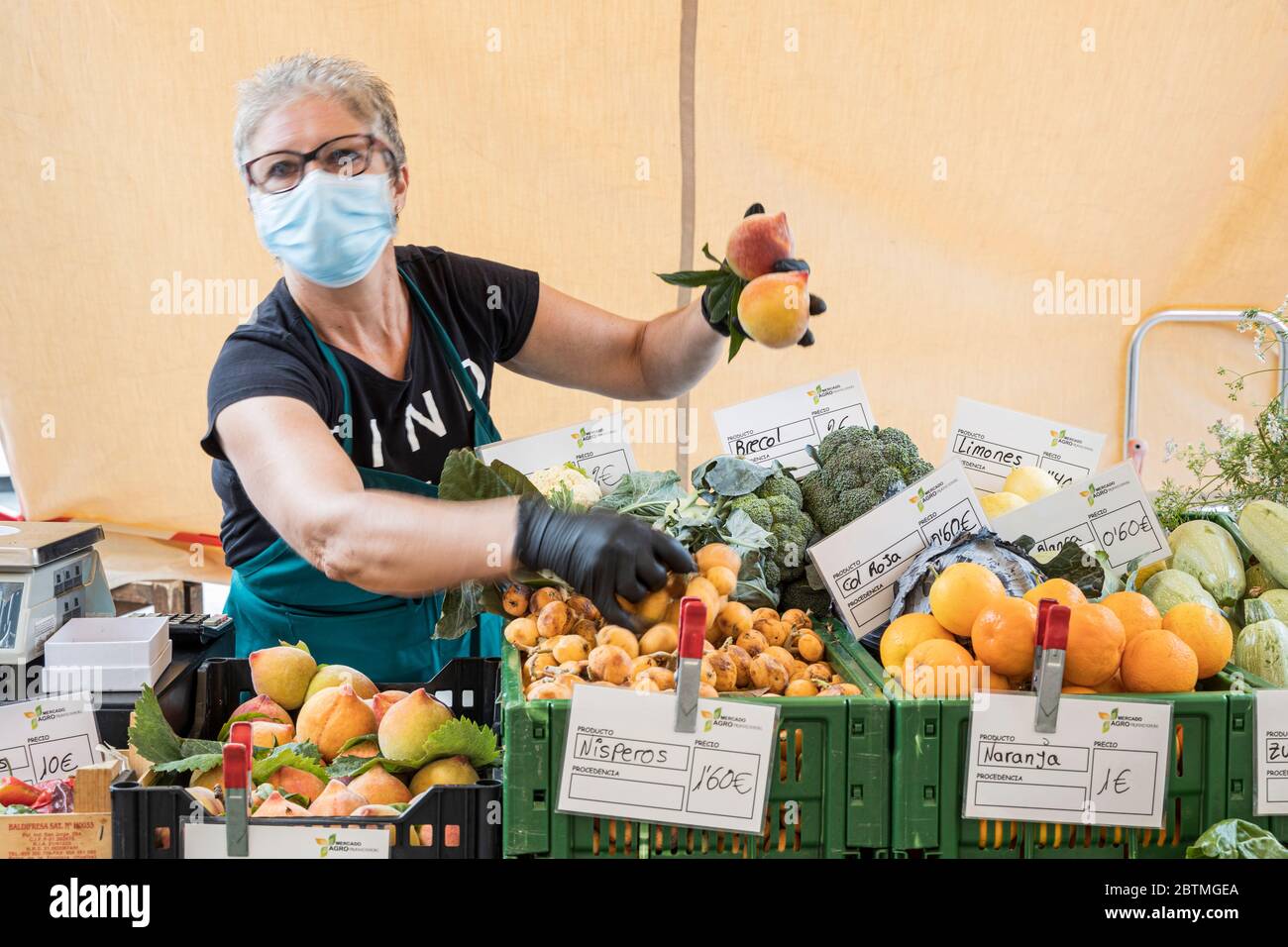 Der lokale Bauernmarkt öffnet nach zehn Wochen der Sperrung, Verkauf von lokal angebautem ökologischem Obst und Gemüse, während Phase zwei der Deeskalation des covid 19, Coronavirus Ausnahmezustand. Playa san Juan, Teneriffa, Kanarische Inseln, Spanien. 27 Mai 2020. Stockfoto