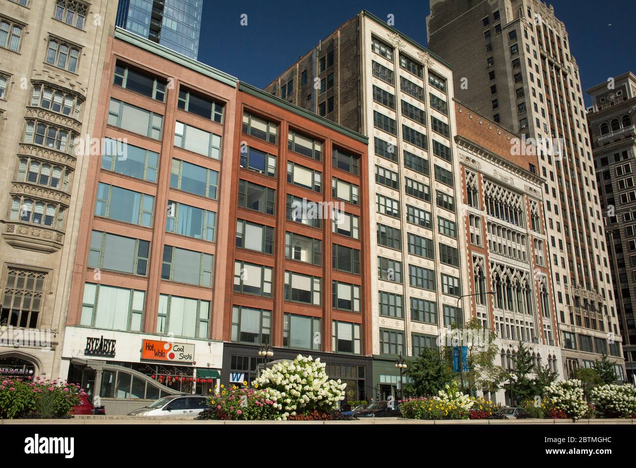 Horizontale Aufnahme von einigen emblematischen Gebäude façades einschließlich der Chicago School Gage Group in S. Michigan AV an einem schönen sonnigen Tag, Chicago Stockfoto