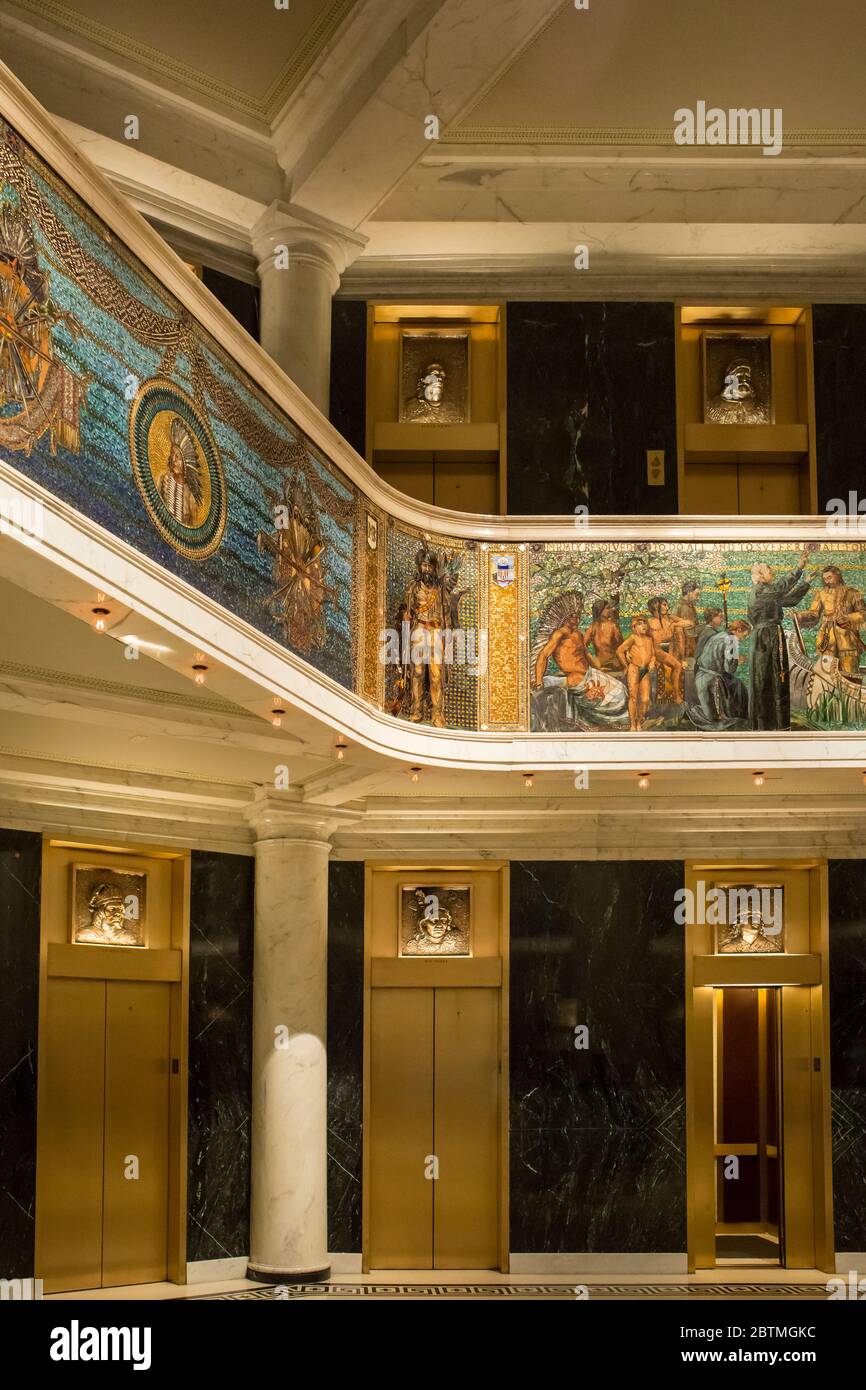 Teil der wunderschönen Vintage-Lobby des Marquette Building mit seinen goldenen Aufzügen und Tiffany Mosaikarbeiten, die das Leben von Marquette in Chicago darstellen Stockfoto