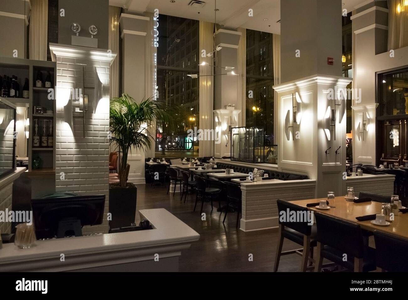 Horizontale Nachtansicht des beleuchteten und leeren Atwood Restaurants des Reliance Building Hotels, Chicago, Illinois, USA Stockfoto