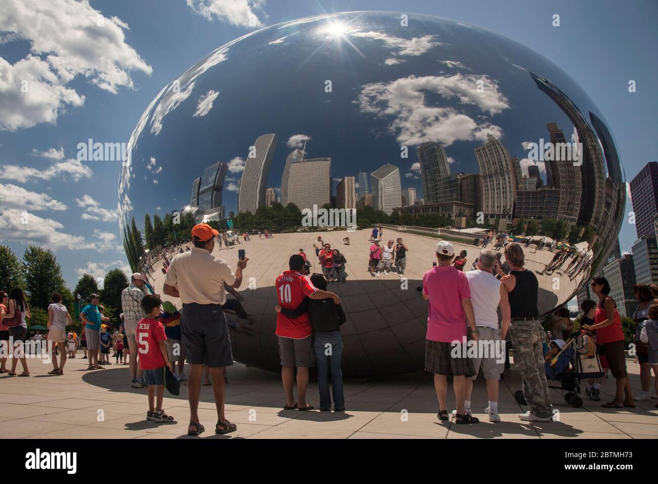 Die Menschen selbst porträtieren ihre Reflexionen, mit Chicago Skyline als Hintergrund, Anish Kapoor Cloud Gate (The Bean) Skulptur, Millenium Park Stockfoto