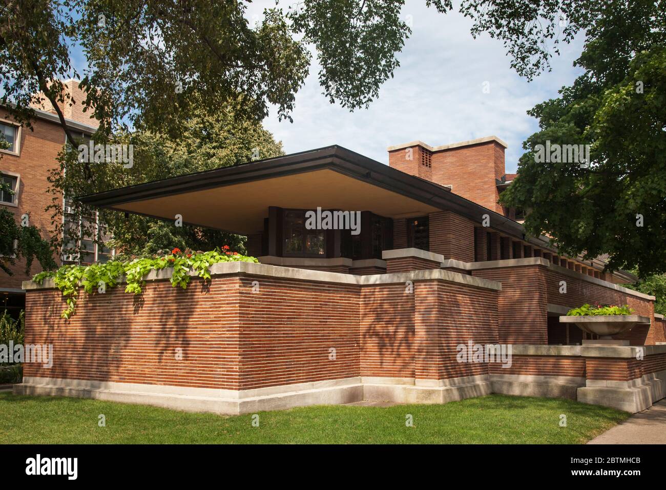 Horizontale Aufnahme des Frank Lloyd Wright Robbie Hauses Außenansicht, 5757 S Woodlawn Ave, Hyde Park, Chicago, Illinois, USA Stockfoto