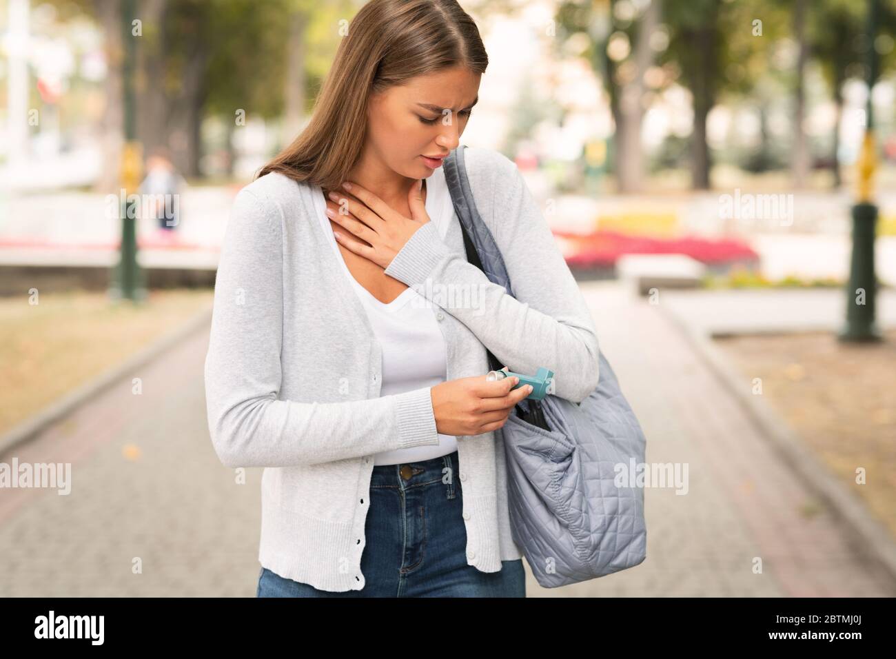 Mädchen Erreichen Für Asthma Inhalator Verhindern Atemwegsrepression Gehen Im Freien Stockfoto