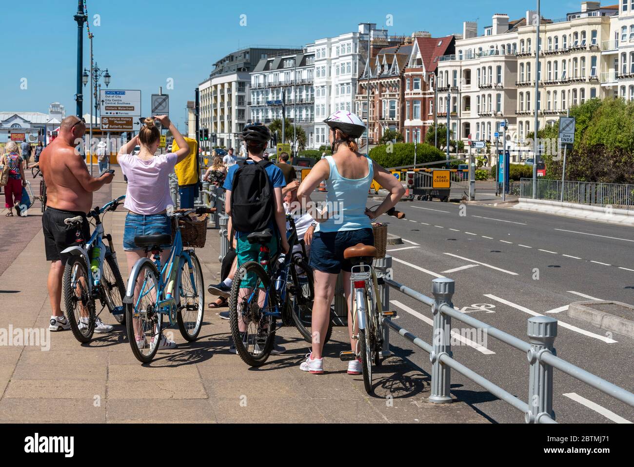 Southsea, Portsmouth, England, Großbritannien. 26 Mai 2020. Radfahrer ignorieren die staatlichen Richtlinien über soziale Distanz nicht 2 Meter auseinander auf der seaf Stockfoto