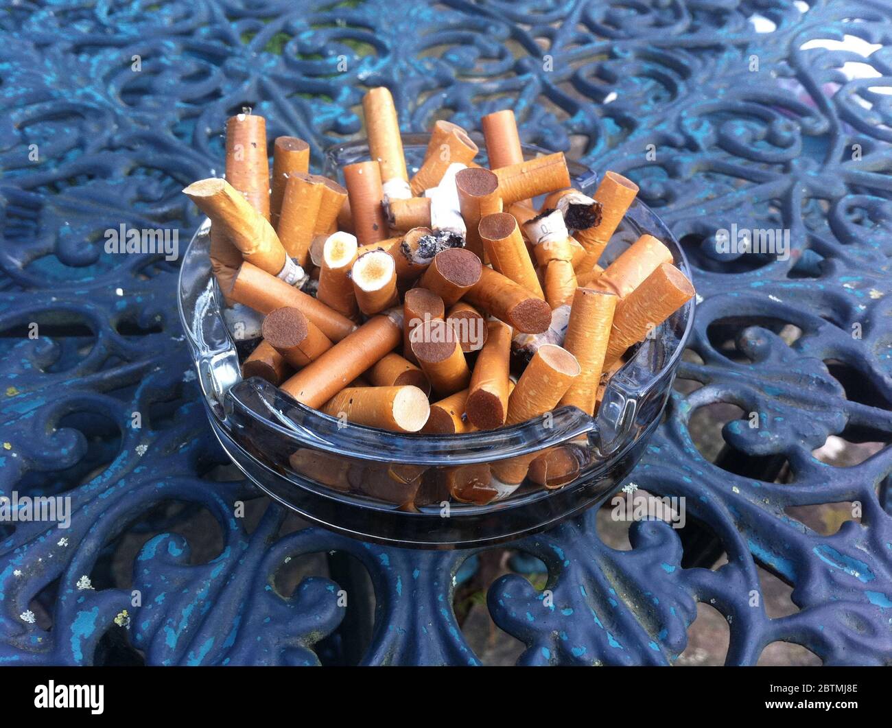 Zigarettenkippen in einem Aschenfach Stockfoto