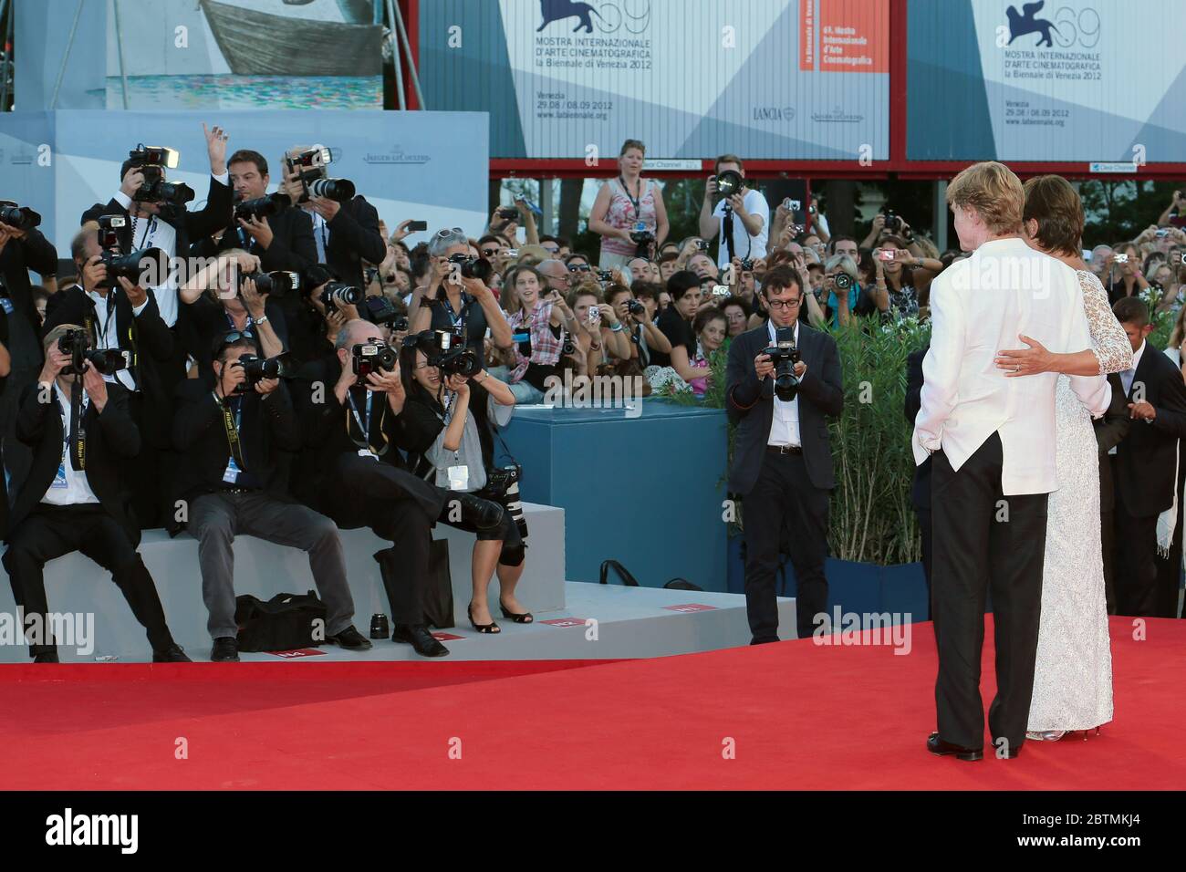 VENEDIG, ITALIEN - SEPTEMBER 06: Robert Redford und seine Frau Sibylle Szaggars nehmen an der Premiere von "The Company You Keep" auf dem 69. Filmfestival in Venedig Teil Stockfoto