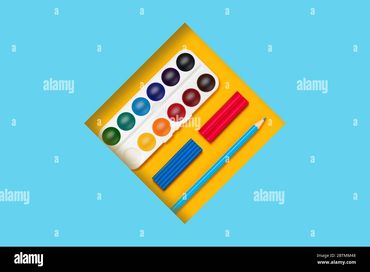 Papierkunst. Zurück zur Schule flach legen mit Buntstiften, Aquarell, Plastilin, blau und gelb Hintergrund. Stockfoto