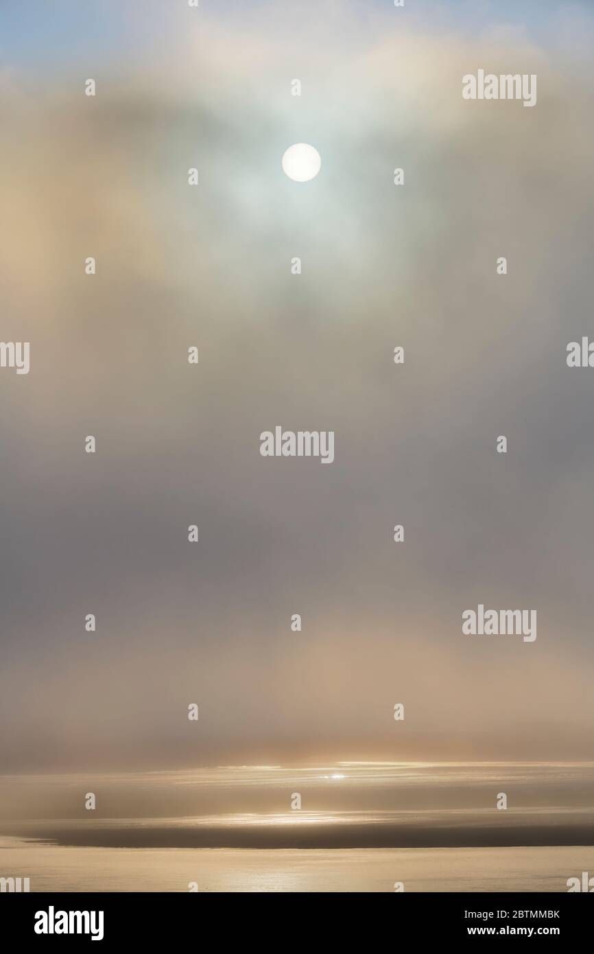 Instow, North Devon, England. Mittwoch, 27. Mai 2020. Wetter in Großbritannien. Bei Sonnenaufgang driftet tief liegender Nebel über die Flussmündung des Torridge und umhüllt das kleine Küstendorf Instow. Die Temperaturen werden heute in Nord-Devon bis Mitte der zwanziger Jahre vorhergesagt. Quelle: Terry Mathews/Alamy Live News Stockfoto