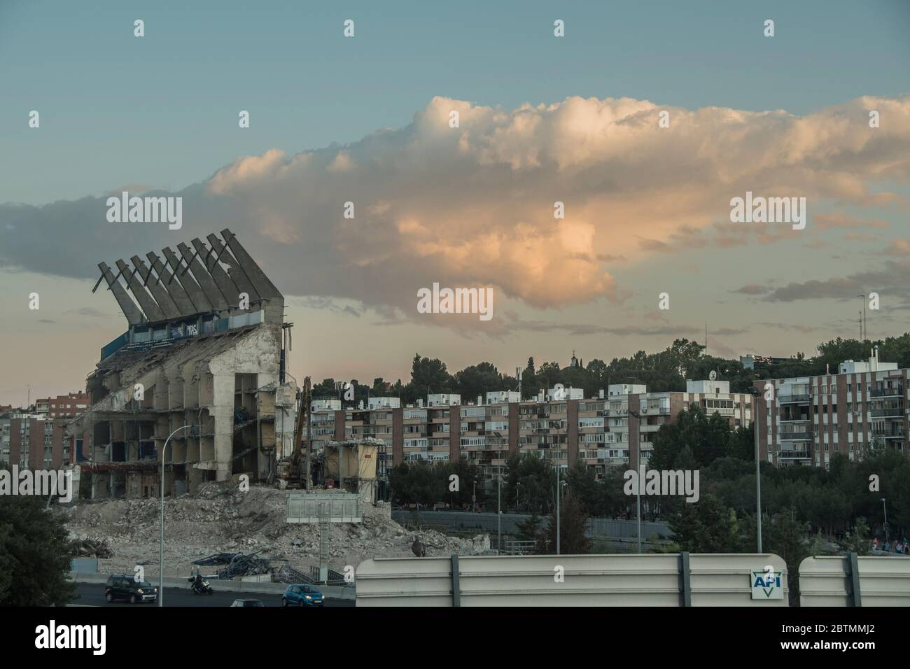 Madrid, Spanien. Mai 2020. Blick auf die Ruinen des Vicente Calderon Stadions, das über 50,000 Personen Platz hatte und sich am Ufer des Manzanares im Arganzuela Bezirk der spanischen Hauptstadt befand. Der Abriss des alten Stadions von Atletico Madrid, das der La Liga Club von 1966 bis 2017 als Heimat nannte, ist fast vorbei. (Foto von Alberto Sibaja/Pacific Press) Quelle: Pacific Press Agency/Alamy Live News Stockfoto