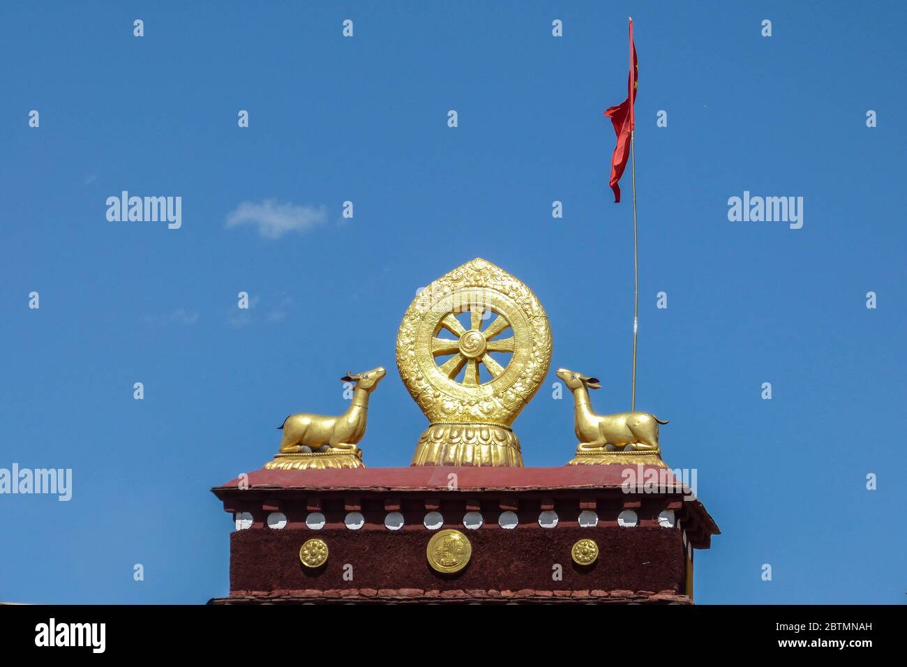Dharmachakra oder Rad des Gesetzes, das die Lehren des Buddha und endlose Zyklus auf dem vergoldeten Dach des Jokhang-Tempels, Lhasa, Tibet repräsentiert Stockfoto