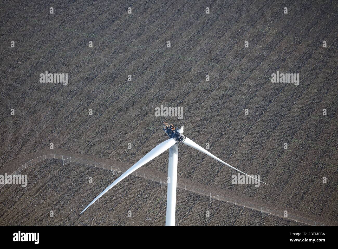 Luftaufnahme einer beschädigten Windenergieanlage in England, Großbritannien Stockfoto