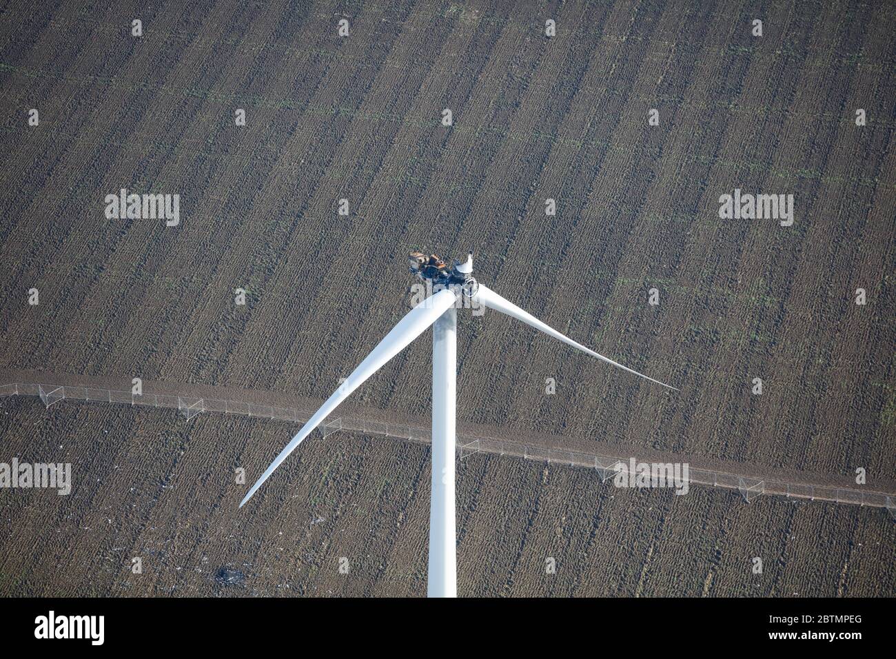 Luftaufnahme einer beschädigten Windenergieanlage in England, Großbritannien Stockfoto