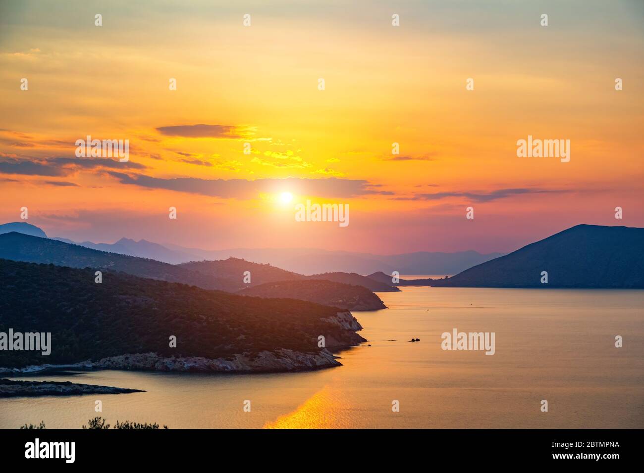 Sonnenuntergang über Meer in Griechenland Stockfoto