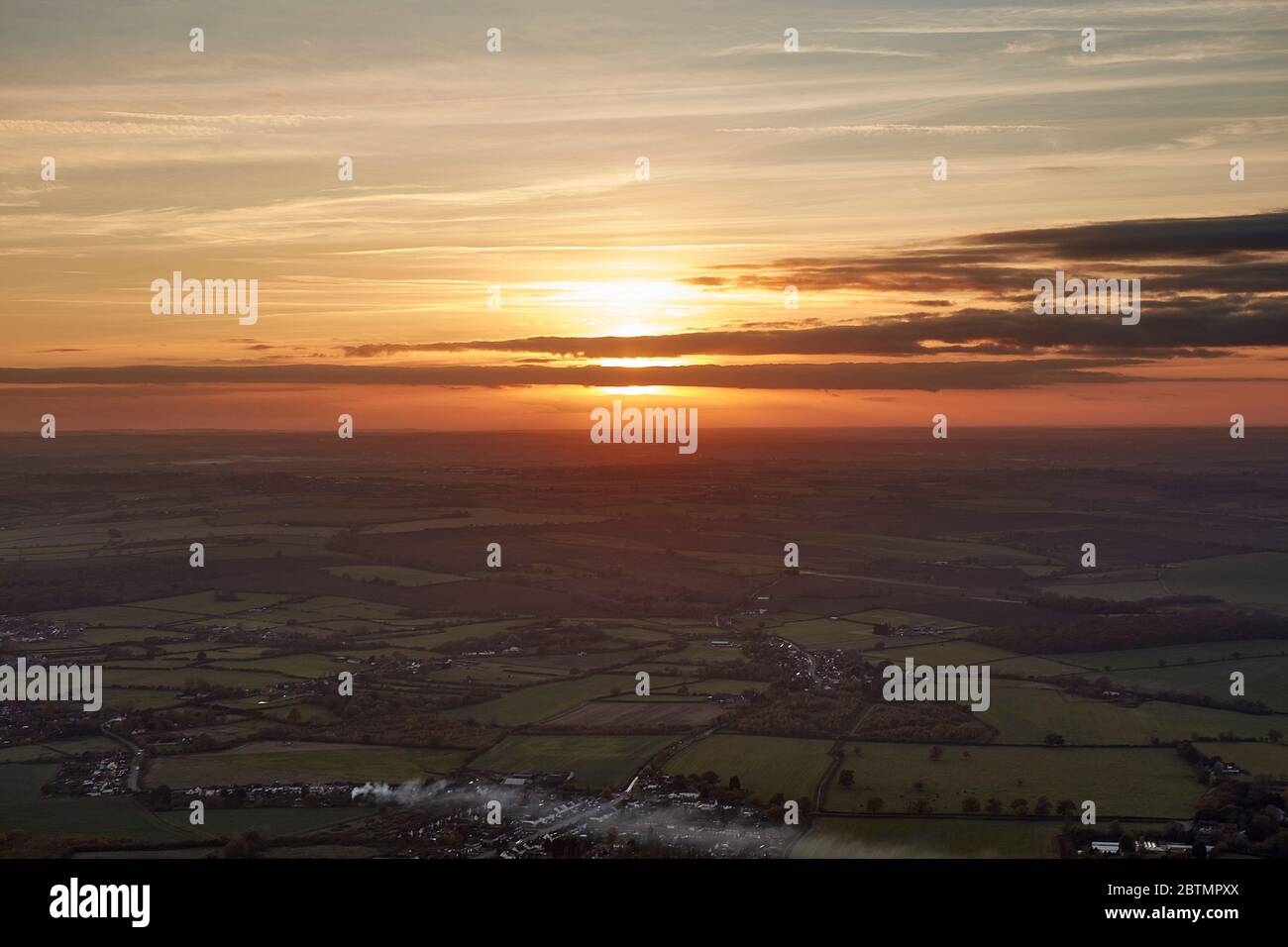 Luftaufnahme eines Sonnenuntergangs über der englischen Landschaft Stockfoto
