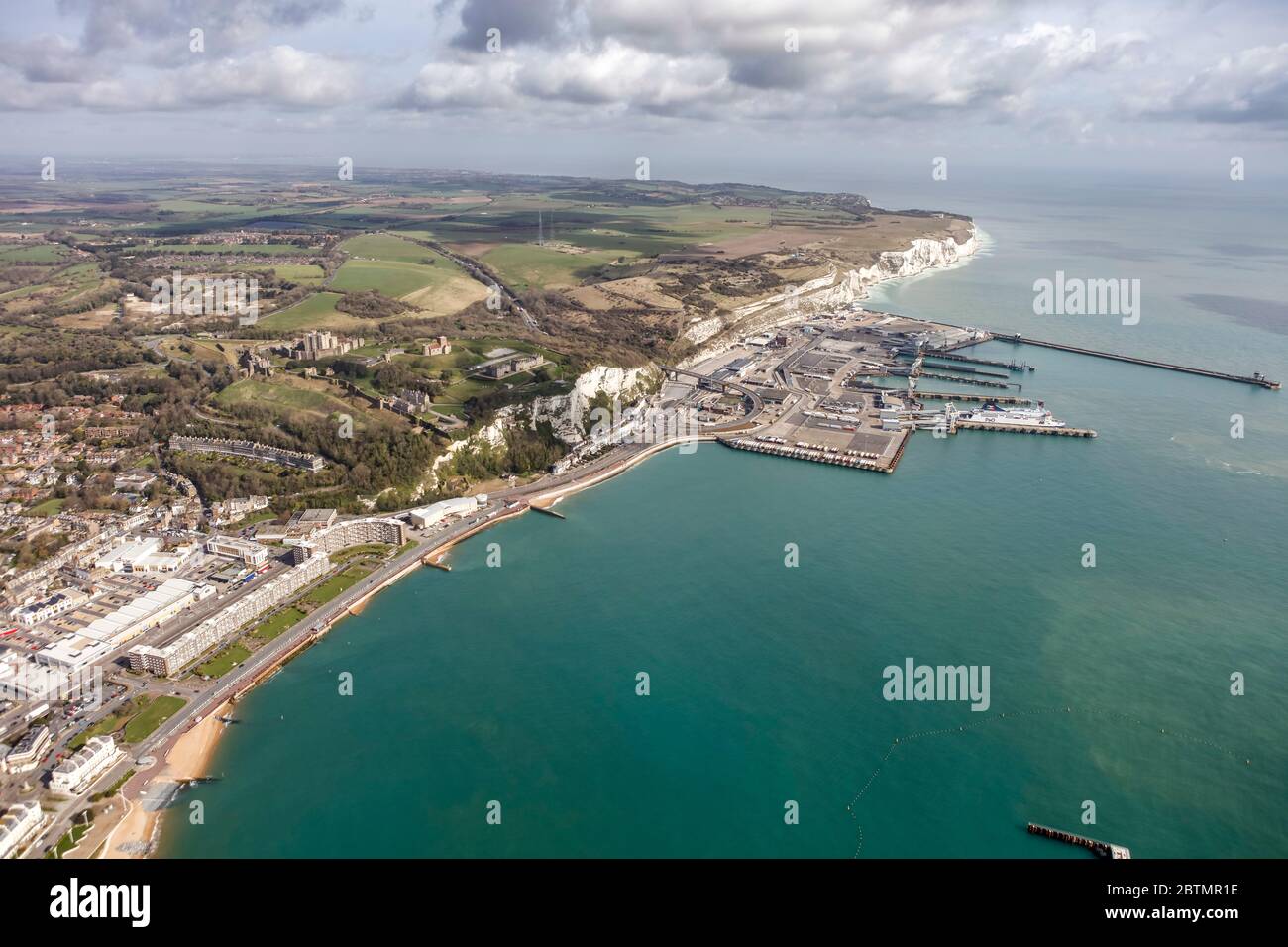 Luftaufnahme des Hafens von Dover und der weißen Klippen von Dover, Großbritannien Stockfoto