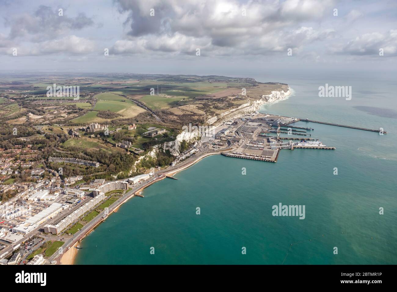 Luftaufnahme des Hafens von Dover und der weißen Klippen von Dover, Großbritannien Stockfoto
