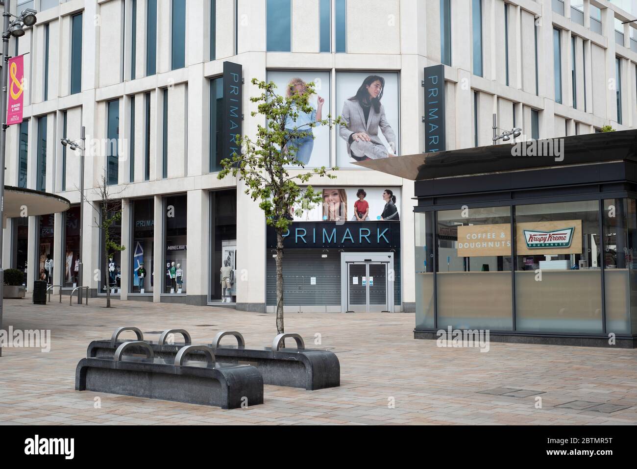 Sheffield UK – April 09 2020: Nicht-wesentliche Geschäfte geschlossen während der Coronavirus Covid-19 Lockdown, Primark, The Moor Stockfoto