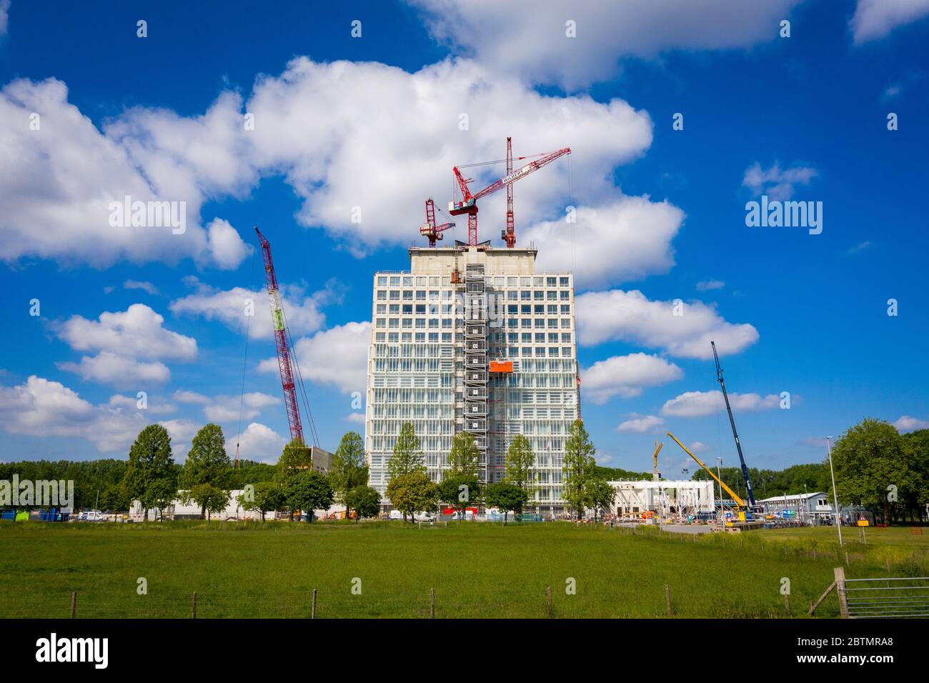 Utrecht, Utrecht / Niederlande - 27. Mai 2020: Luftaufnahme des neuen RIVM & CBG-Gebäudes auf dem Uithof Stockfoto