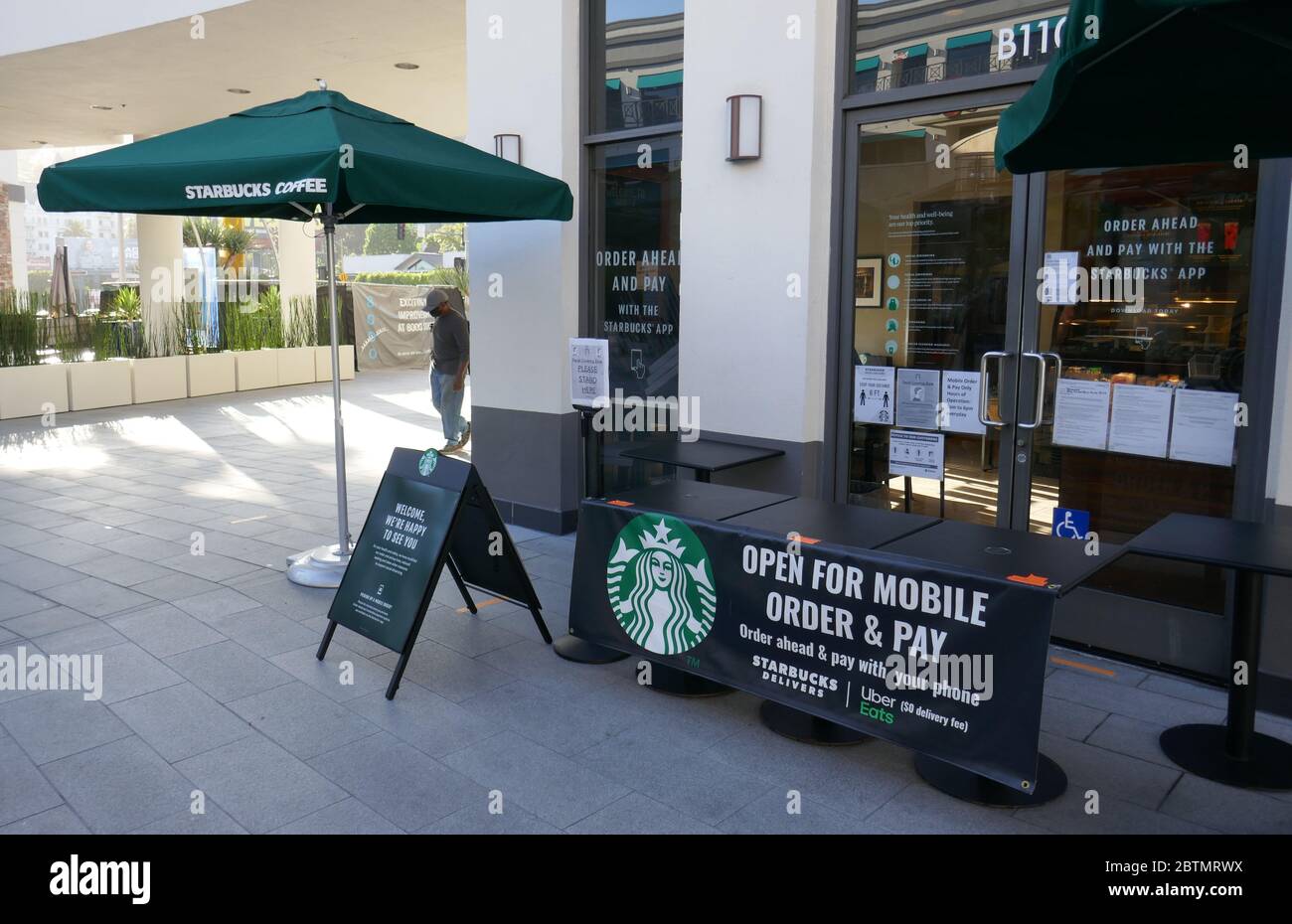 Los Angeles, Kalifornien, USA 26. Mai 2020 EIN allgemeiner Blick auf die Atmosphäre von starbucks offen für Take-Away-Bestellungen vor der Tür während des Coronavirus-Ausbruchs am 26. Mai 2020 in Los Angeles, Kalifornien, USA. Foto von Barry King/Alamy Stock Photo Stockfoto