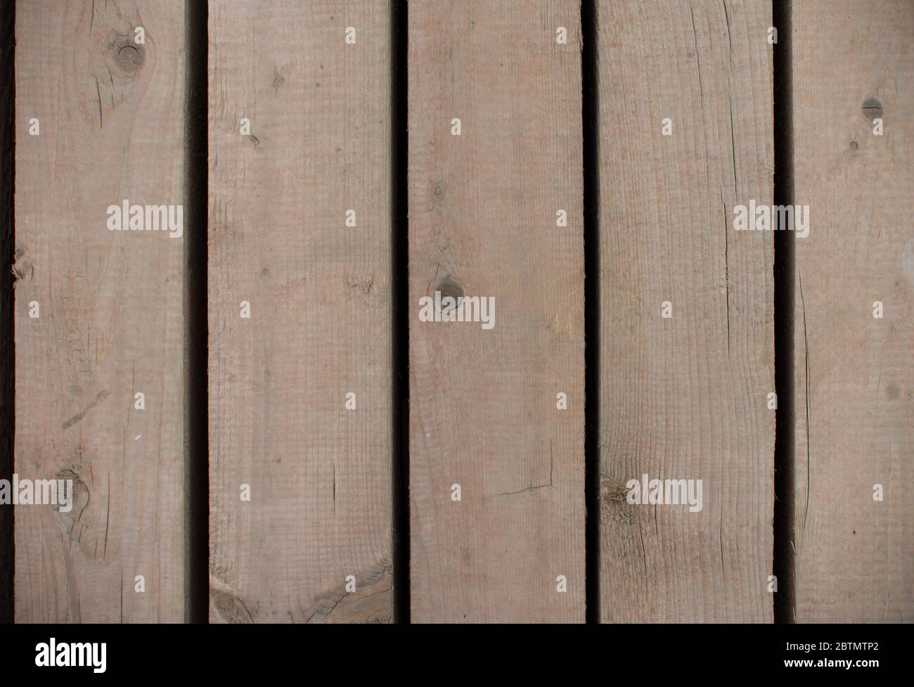 Braune Holzbretter mit Löchern zwischen ihnen Textur. Hintergrund für Design Stockfoto