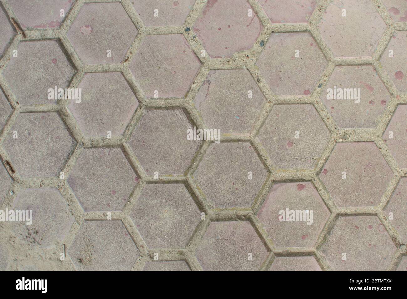 Draufsicht der hexagonalen grauen Straßenfliese Hintergrundstruktur. Stockfoto