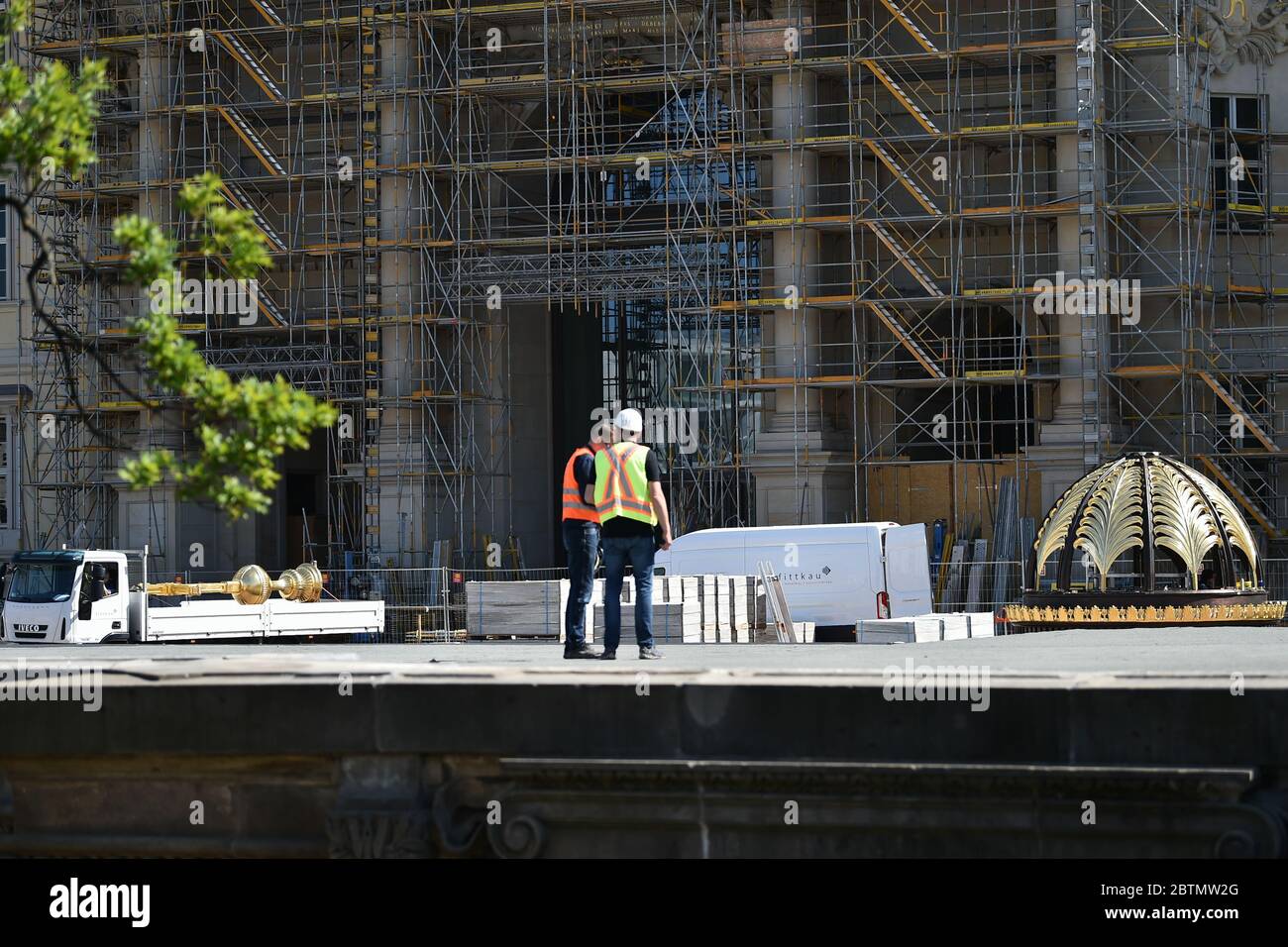Berlin, Deutschland. Mai 2020. Vor dem Gebäude befinden sich das Kreuz und die Palmkuppel für die Spitze des Humboldt Forums. Sie sollen am Freitag an der Kuppel befestigt werden. Quelle: Sven Braun/dpa/Alamy Live News Stockfoto