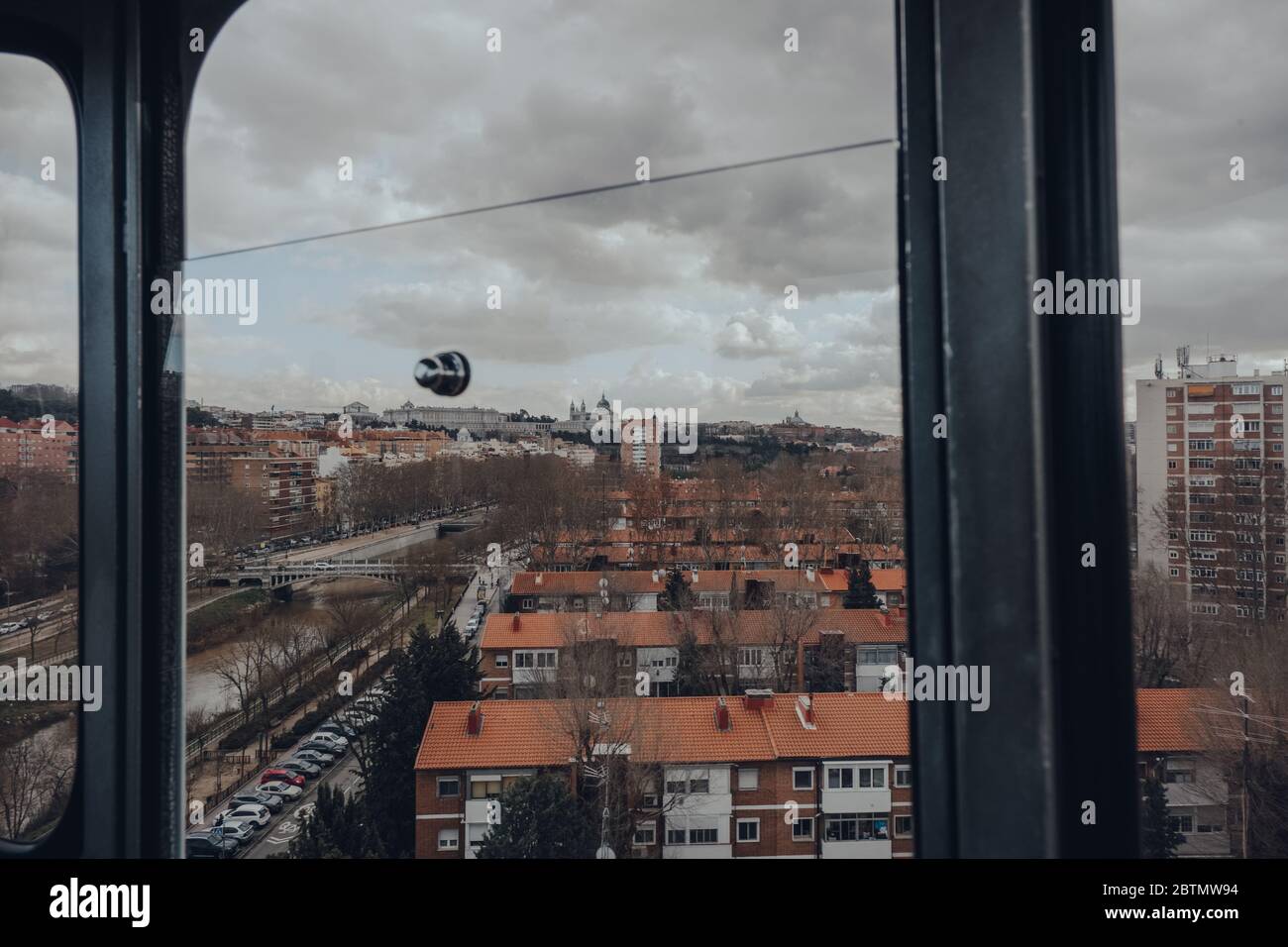 Madrid, Spanien - 26. Januar 2020: Blick von einer Gondelbahn über die Stadt vom Teleferico de Madrid, oder der Seilbahn von Madrid, einer Gondelbahn in Madrid, Stockfoto
