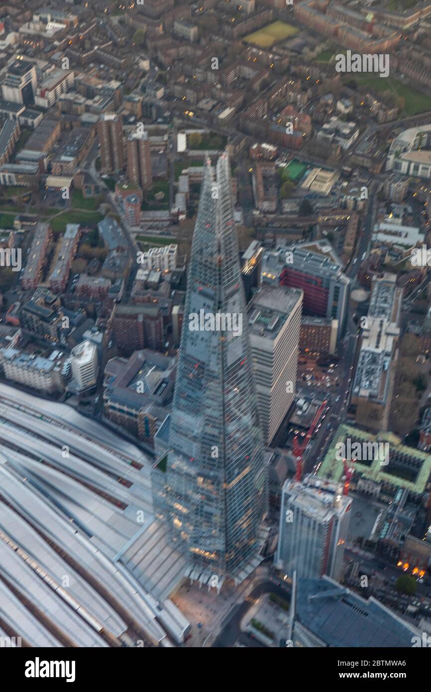 Luftaufnahme des Shard in London bei der Dämmerung Stockfoto