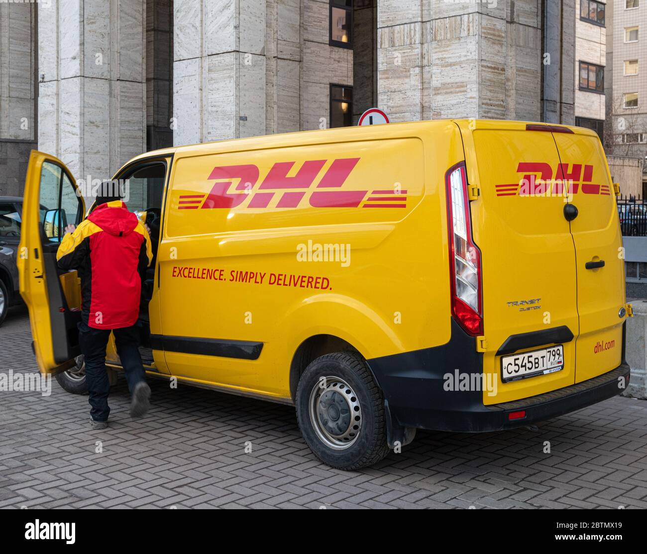 Moskau, Russland - 21. Februar 2020. DHL Car - ein internationales Express-Lieferung Unternehmen auf Akademiemitglied Sacharov Avenue Stockfoto