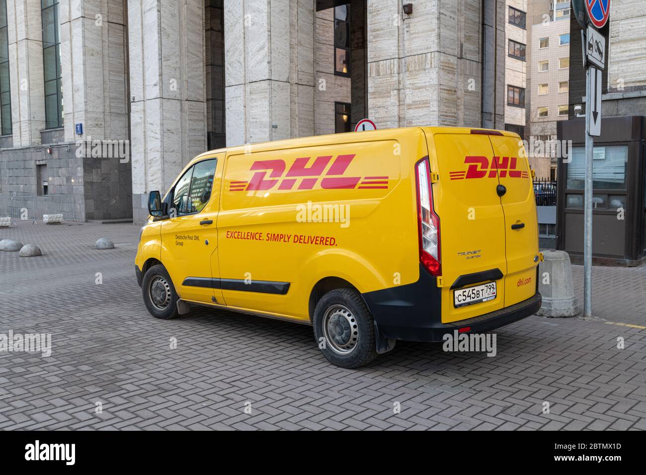 Moskau, Russland - 21. Februar 2020. DHL Car - ein internationales Express-Lieferung Unternehmen auf Akademiemitglied Sacharov Avenue Stockfoto