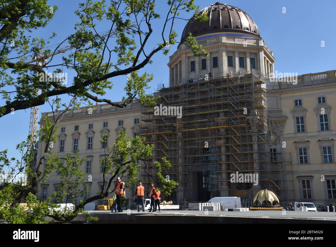 Berlin, Deutschland. Mai 2020. Vor dem Gebäude befinden sich das Kreuz und die Palmkuppel für die Spitze des Humboldt Forums. Sie sollen am Freitag an der Kuppel befestigt werden. Quelle: Sven Braun/dpa/Alamy Live News Stockfoto