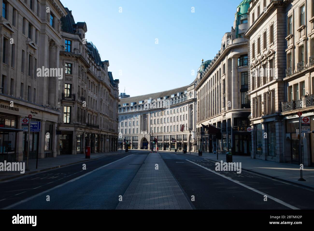 Londons Regent Street ist leer von Verkehr und Menschen. Die Straße ist verlassen wegen der Sperrvorschriften, die während des Coronavirus-Ausbruchs in erlassen wurden Stockfoto