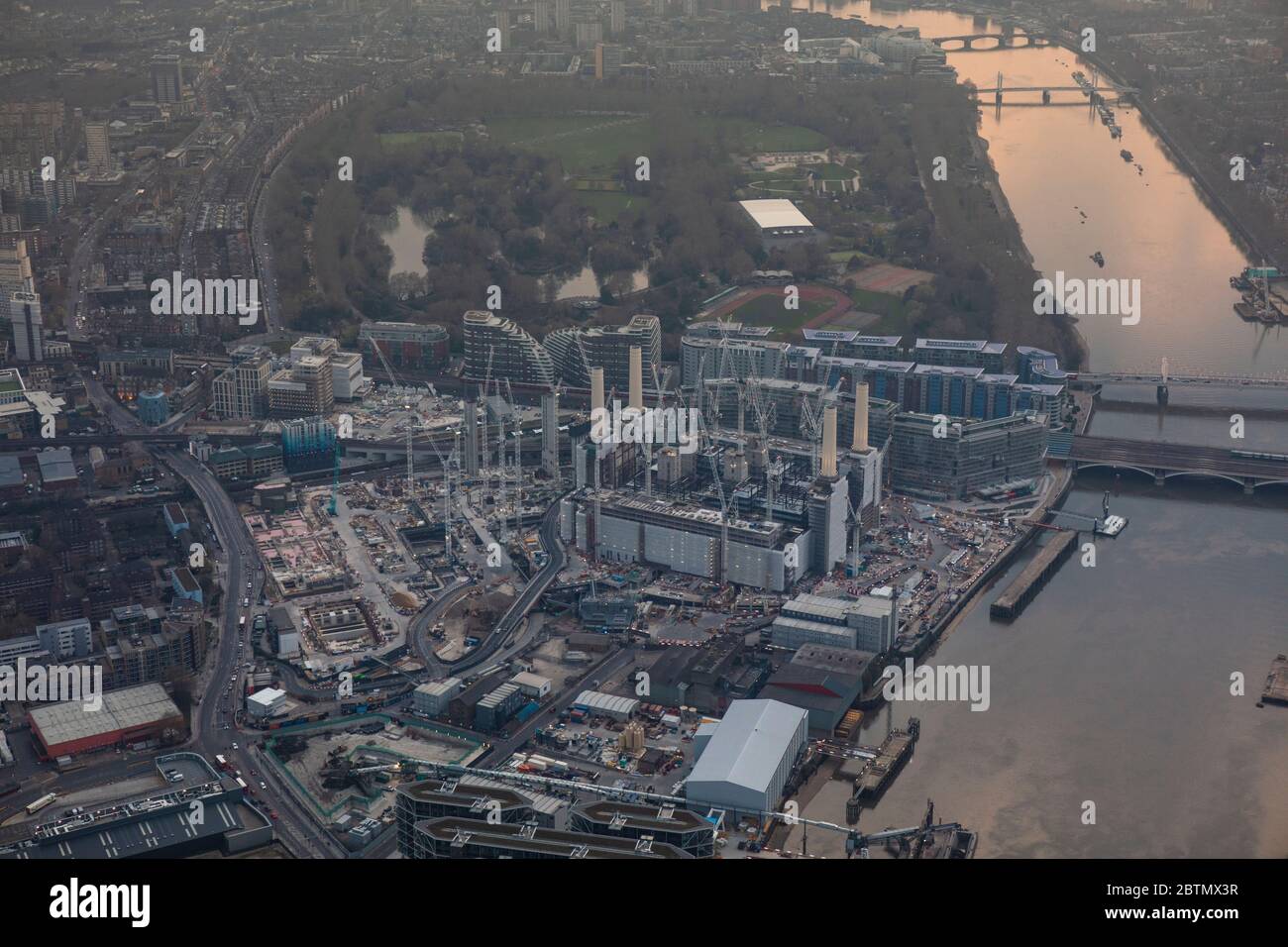 Luftaufnahme von Battersea in Dusk, London, Großbritannien Stockfoto