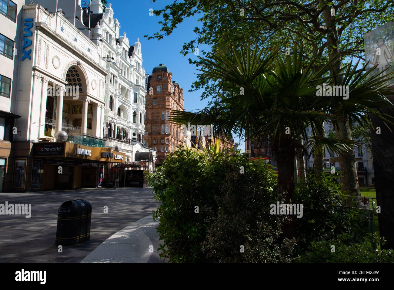 Leicester Square leer von Verkehr und Menschen. Das Gebiet ist aufgrund der Sperrvorschriften, die während des Coronavirus-Ausbruchs in Großbritannien erlassen wurden, verlassen. Stockfoto