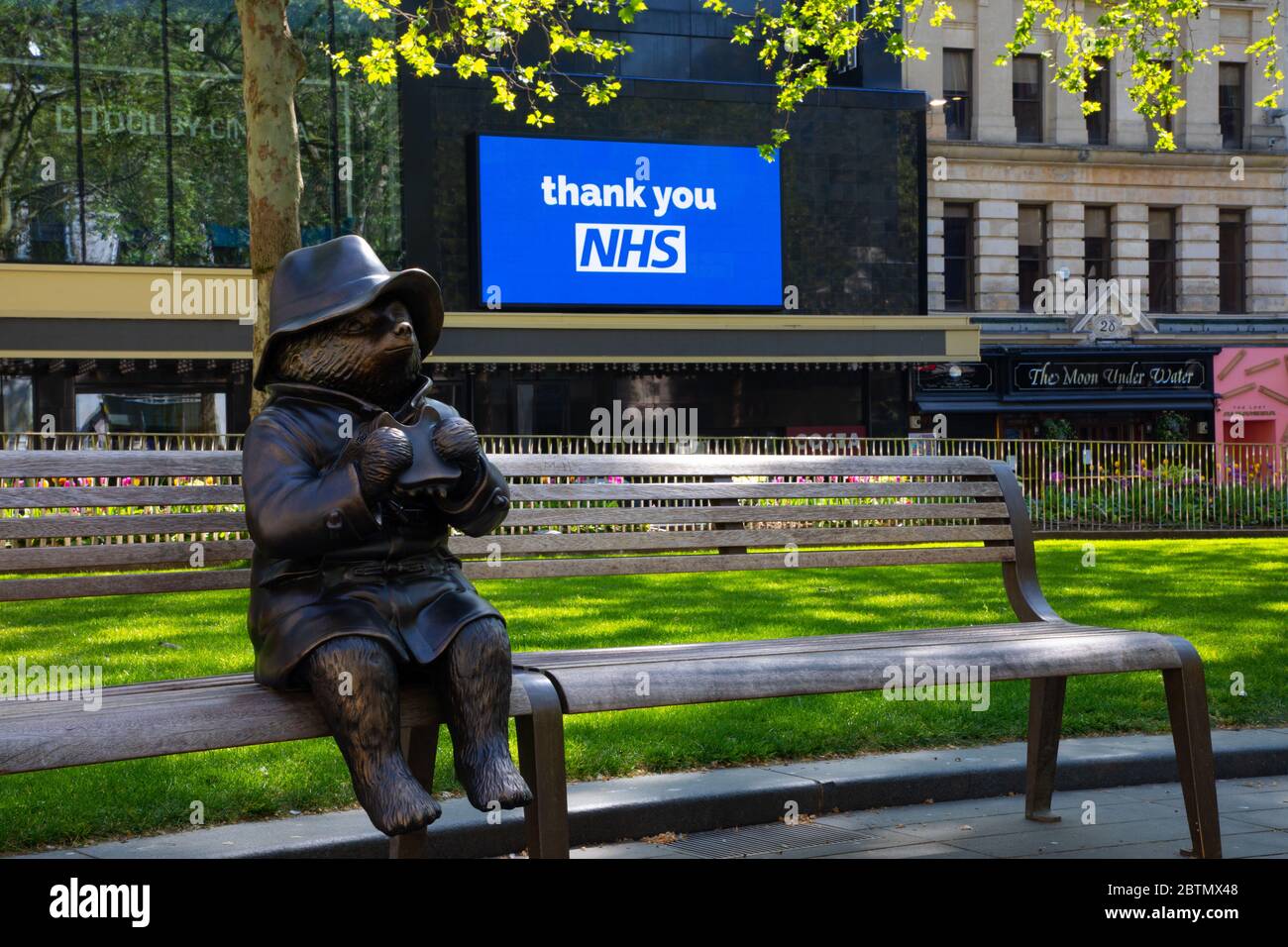 Leicester Square leer von Verkehr und Menschen. Das Gebiet ist aufgrund der Sperrvorschriften, die während des Coronavirus-Ausbruchs in Großbritannien erlassen wurden, verlassen. Stockfoto