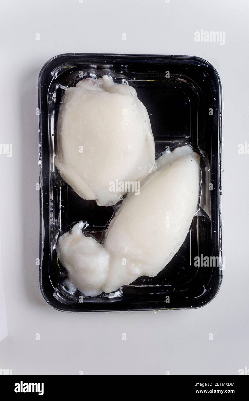 Tablett mit gefrorenem Tintenfisch. Overhead-Shot Stockfoto