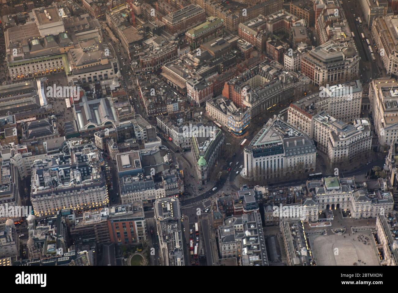 Luftaufnahme von London in der Dämmerung einschließlich Somerset House und dem Lyceum Theater, Großbritannien Stockfoto