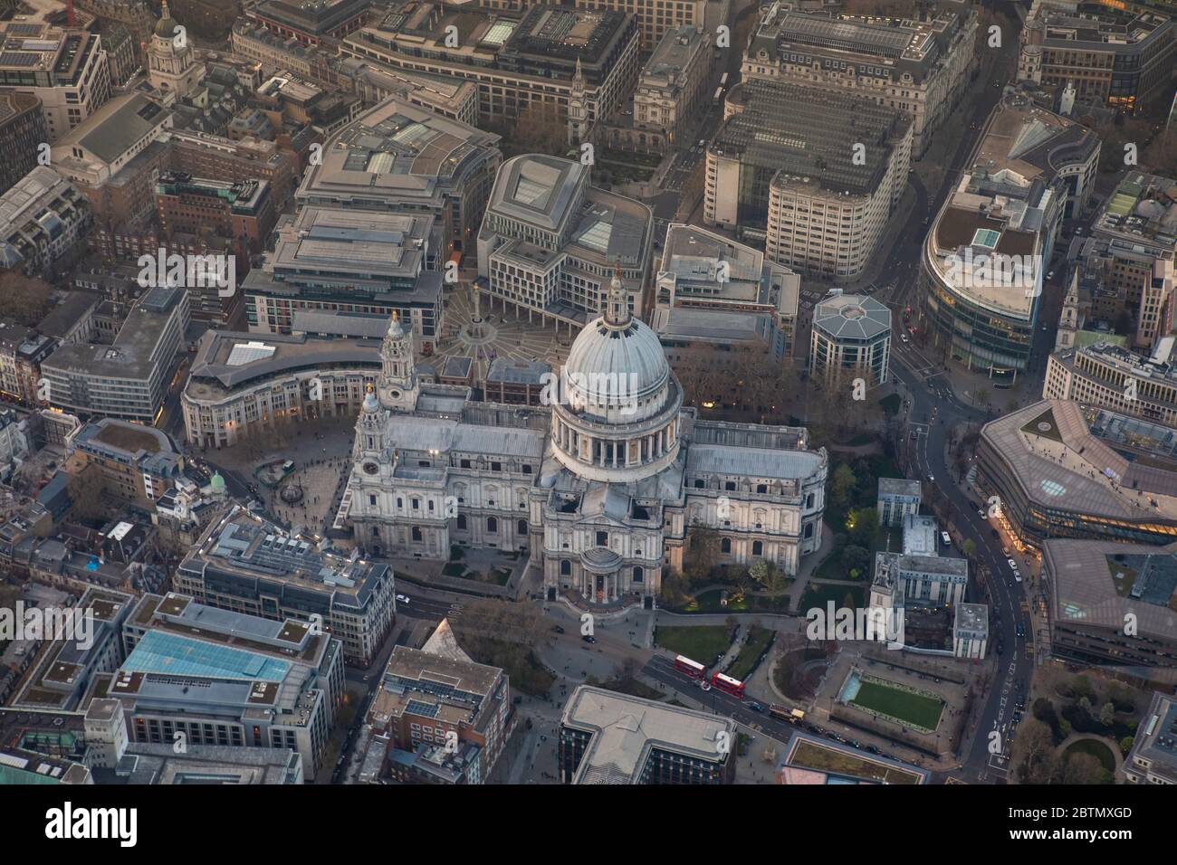 Luftaufnahme der St Paul's Cathedral in London in der Dämmerung Stockfoto