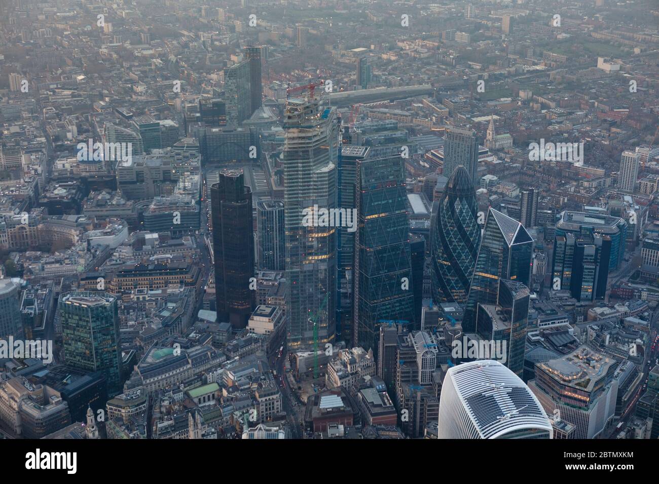Luftaufnahme der City of London in der Dämmerung einschließlich 22 Bishopsgate Stockfoto