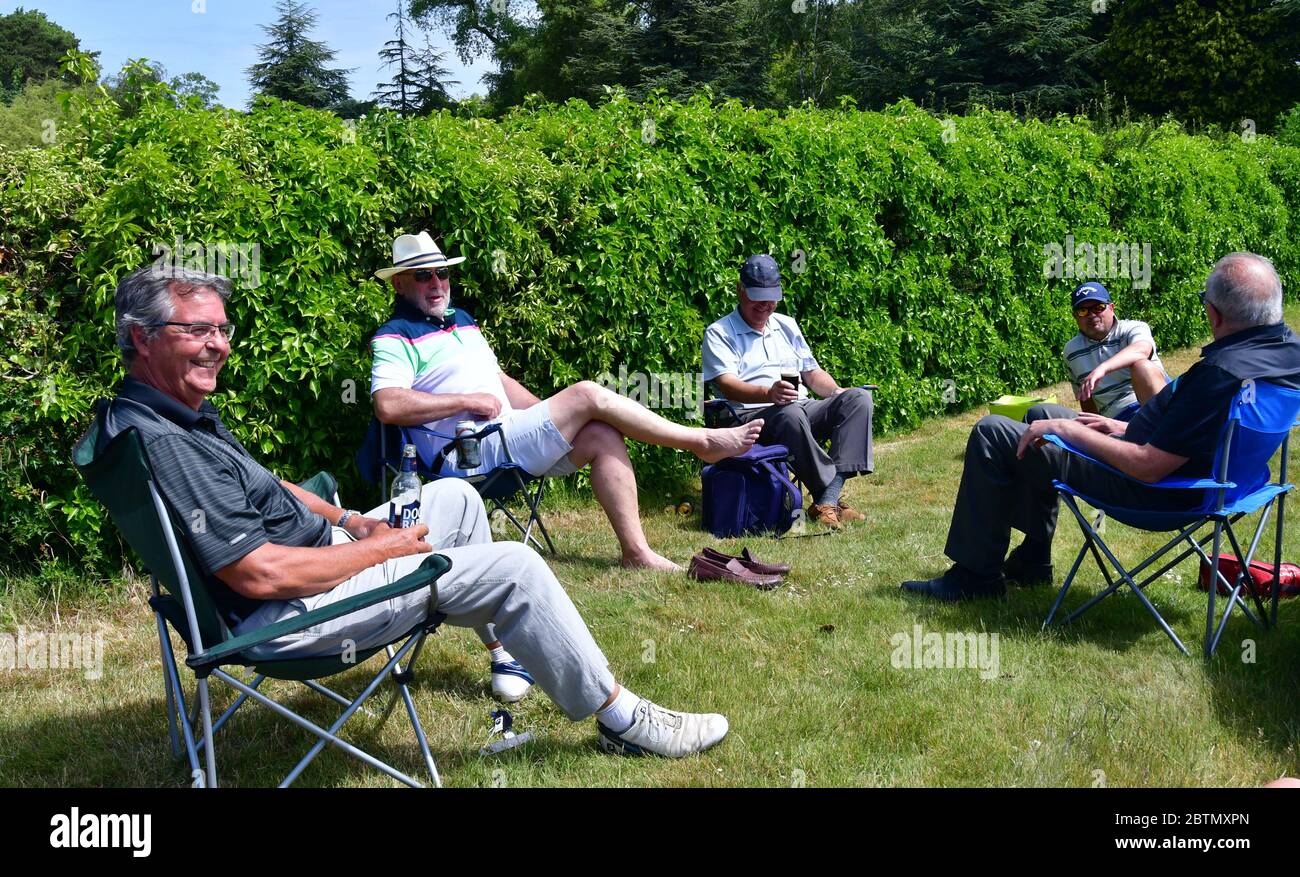 Long Ashton, North Somerset. Mai 2020. UK Wetter, Golfer gesehen sozialen Distanzierung bei Long Ashton Golfclub als ein Maß an Sicherheit, wie Golfschläger beginnen, langsam zu öffnen partialy, weil der Covid !9. Bildnachweis Robert Timoney/Alamy/Live/News Stockfoto